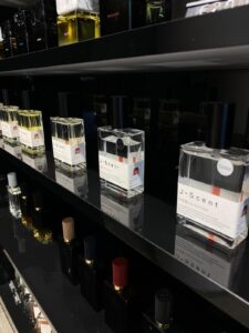 J-Scent取扱店舗リトアニアのThe House of Drops in Vilnius。スタイリッシュな黒い棚に並べられるJ-Scentのボトル。