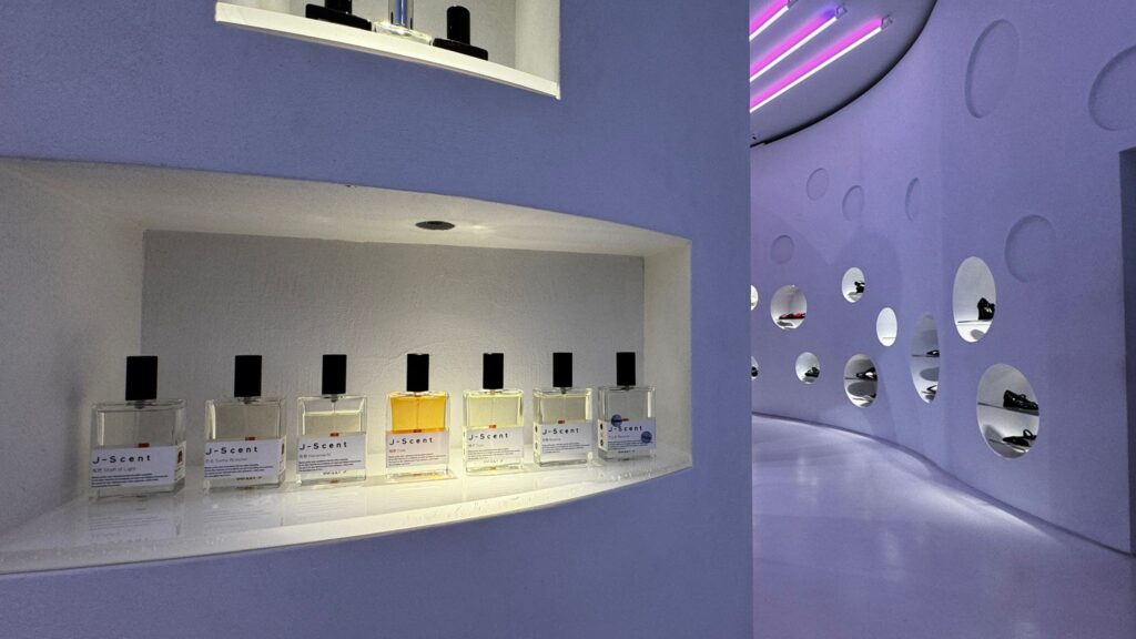 J-Scentイタリアの取扱店舗L'arabesque。壁にあいたディスプレイスペースに並べられるJ-Scentのボトル。