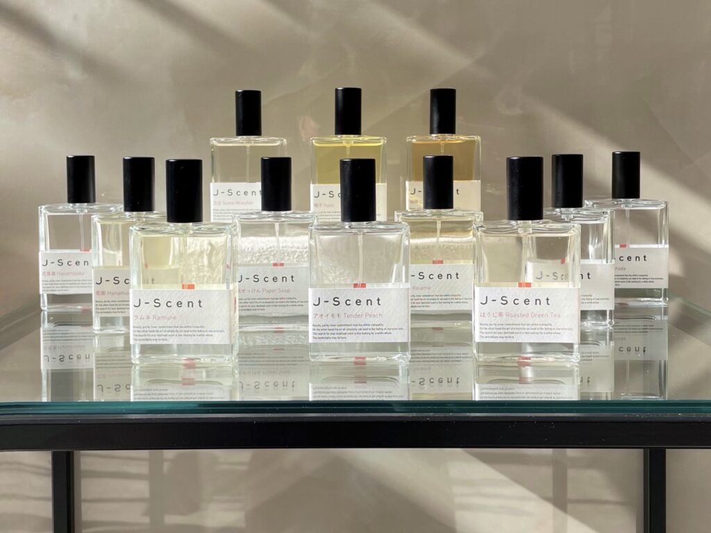J-Scent取扱店舗イタリアのla nicchiaにJ-Scentの50mLボトルが複数並べられている