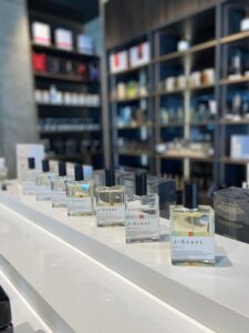 J-Scent取扱店舗リトアニアのThe House of Drops in Vilnius。手にしやすい平台にディスプレイされるJ-Scentのボトル。